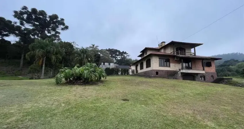 Área de terras com ampla residência, vinícola e casa centenária!