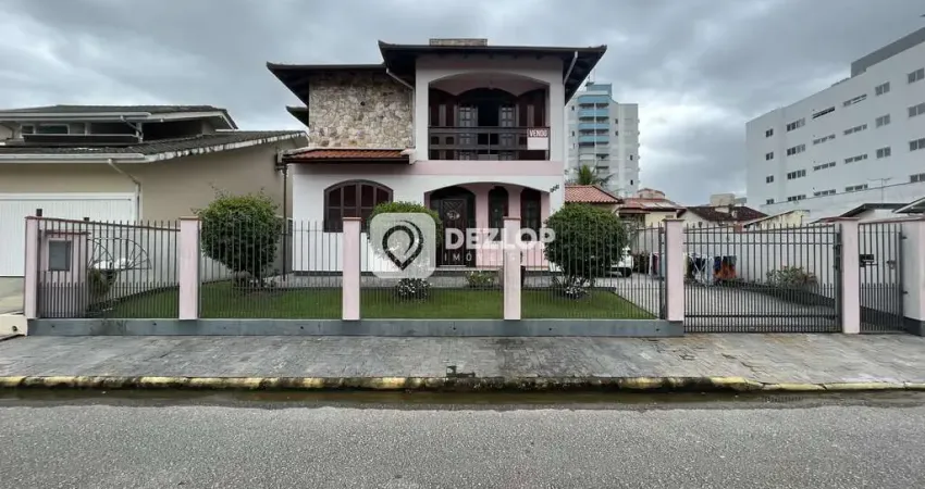 Casa à venda em Centro Biguaçu - SC | Dois pisos e banheira com hidromassagem