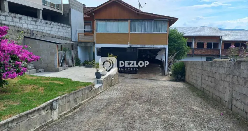 Casa à venda em Areias de Baixo, Governador Celso Ramos - SC | Suíte e Piscina
