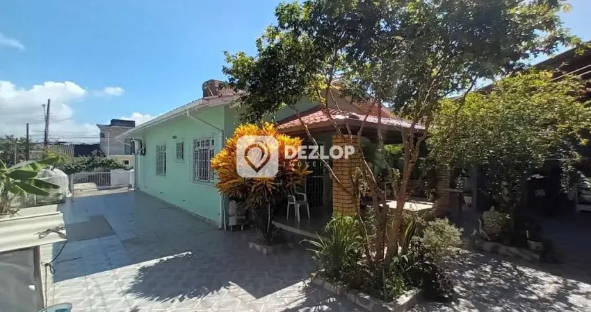 Casa à venda em Areias, São José - SC | Com Edícula