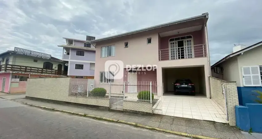 Casa à venda no Centro em Biguaçu - SC | Dois Pavimentos