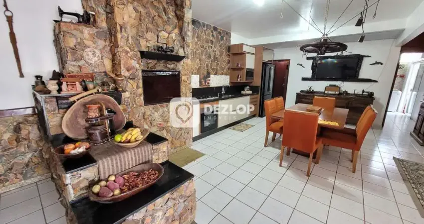 Casa com 3 quartos à venda na Rua Manoel Apolinário Ferreira, 47, Rio Caveiras, Biguaçu