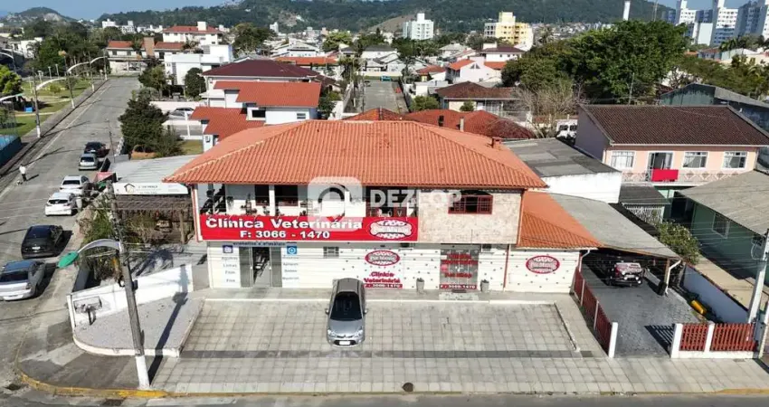 Casa com Salas Comerciais à Venda no Bairro Rio Caveiras - Biguaçu