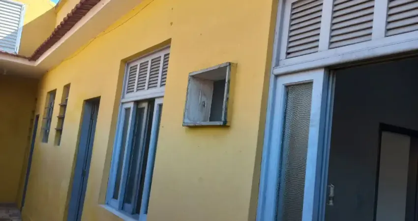 Casa com 1 quarto para alugar na Rua Mucio Teixeira, 48, Cavalcanti, Rio de Janeiro