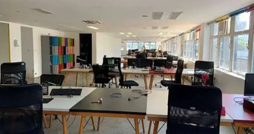 Aluga-se / Vende-se meia laje comercial na Faria Lima em prédio Reformado