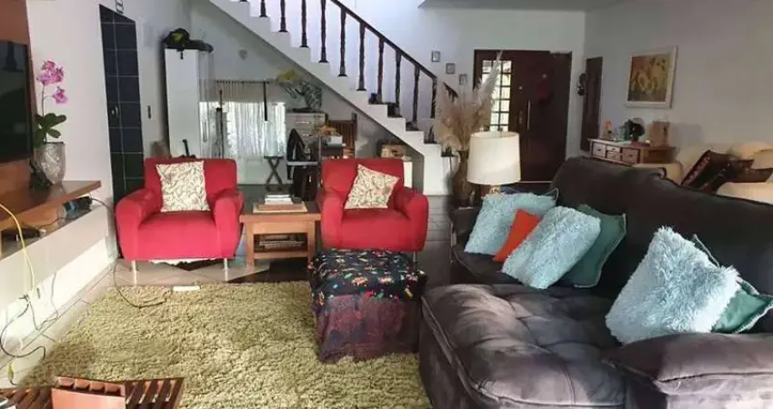 Casa com 3 suítes, piscina! Próximo ao Shopping Granja Viana