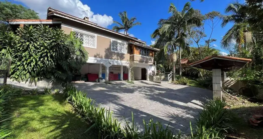 Imóvel com 2 casas independentes, mas interligadas! 5d/3sts!