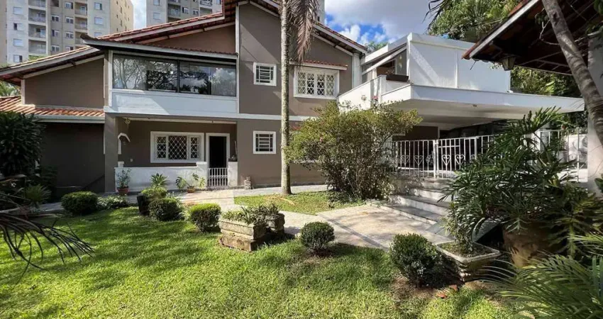 Imóvel com 2 casas independentes, mas interligadas! 5d/3sts!