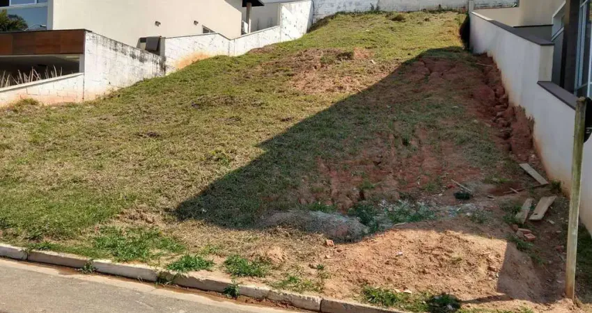 Terreno em aclive com 500m2 com casas ja construídas ambos os lados