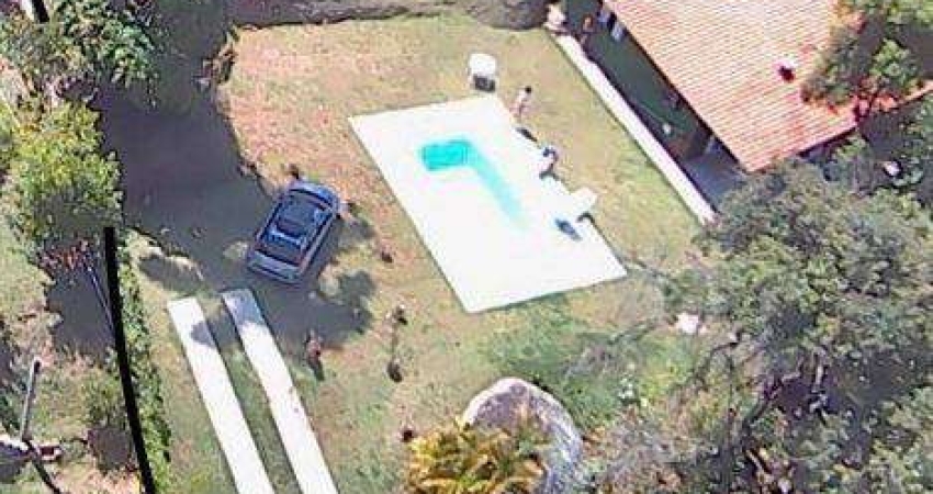 Chácara com lago e piscina 2 casas 2.700m2 de área a apenas 50km de SP