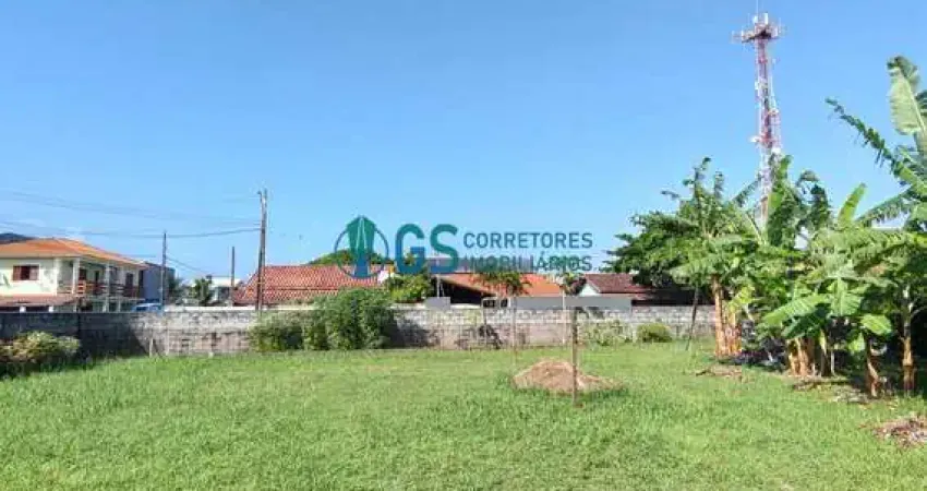 Amplo terreno de esquina murado, a 400m do mar com escritura pública, luz e água em excelente localização no centrinho da praia da pinheira em palhoça - sc