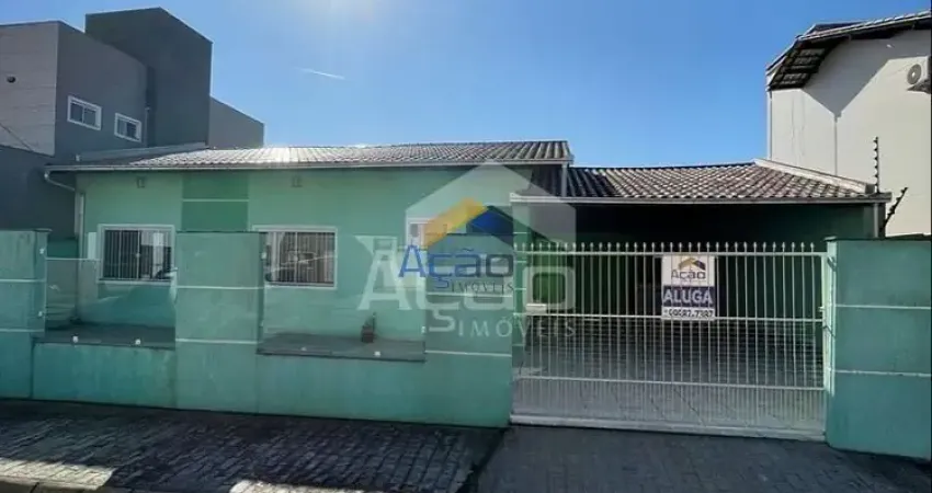Casa semi mobiliada com 1 suíte + 2 dormitórios em balneário piçarras/sc
