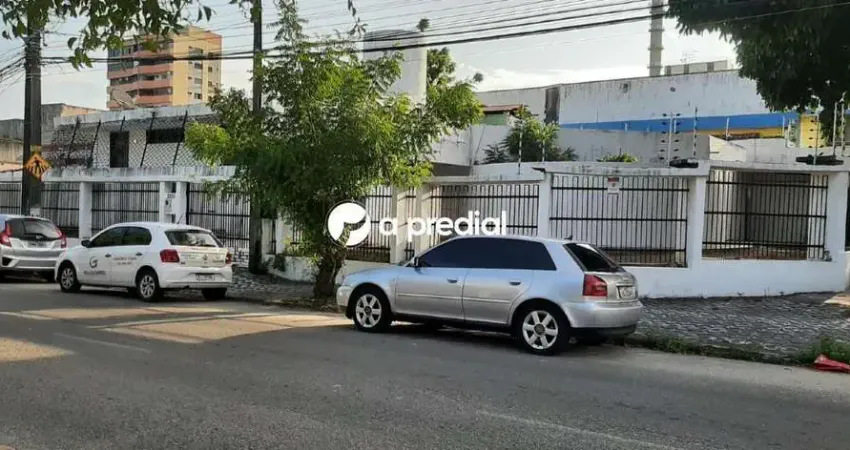 Excelente casa terreno com 660m2 arejada, iluminacao natural, com jardim inverno