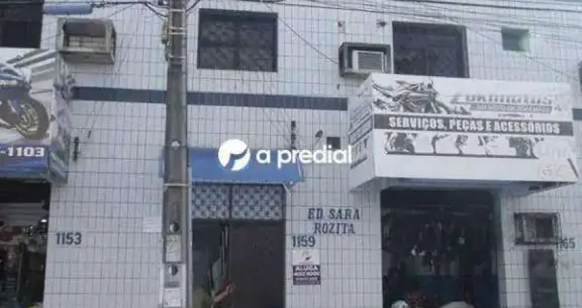 Sala com lavabo, quase esquina com Avenida Tristão Gonçalves.