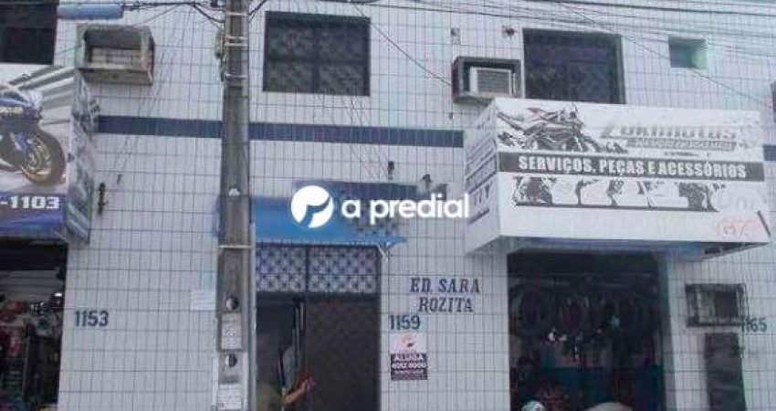 Sala com lavabo, quase esquina com Avenida Tristão Gonçalves.