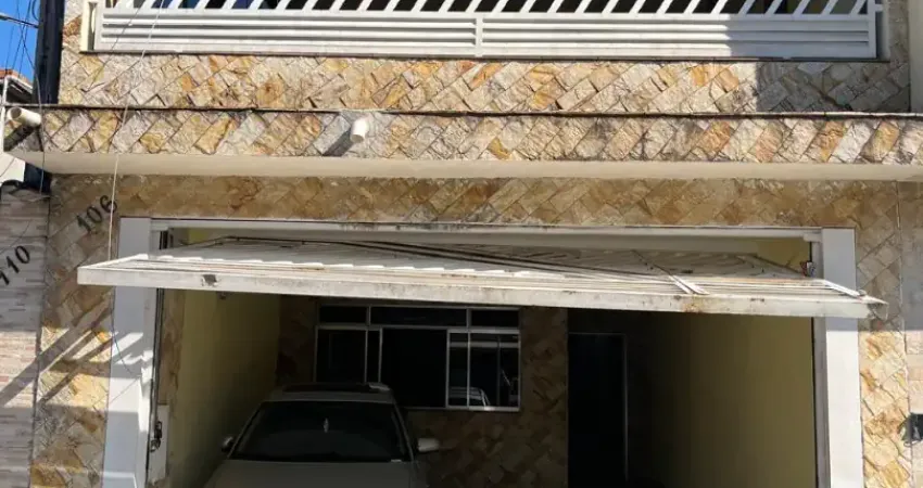 Lindo sobrado no vila guacuri com 3 suítes e área com churrasqueira!!