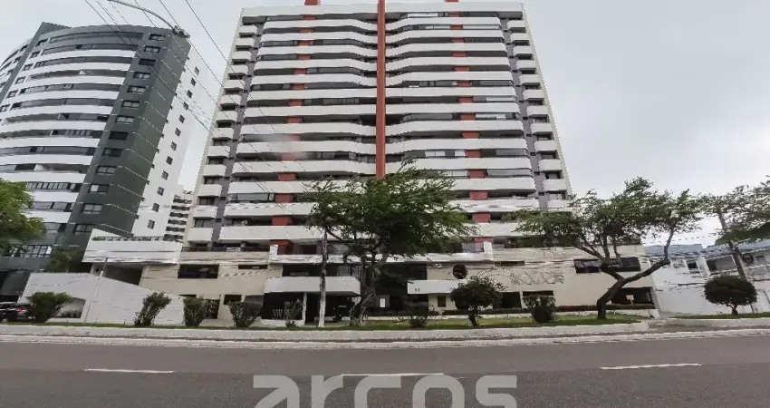 Apartamento no Jardins, Av. Francisco Porto. Edifício Premium, 120m², ¾ com suíte e varanda. Andar alto, Norte/Leste.
