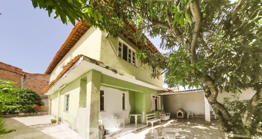 Casa na Atalaia próxima ao Restaurante Janaína. 7 quartos, 312m² de terreno, quintal arborizado, churrasqueira e 5 vagas