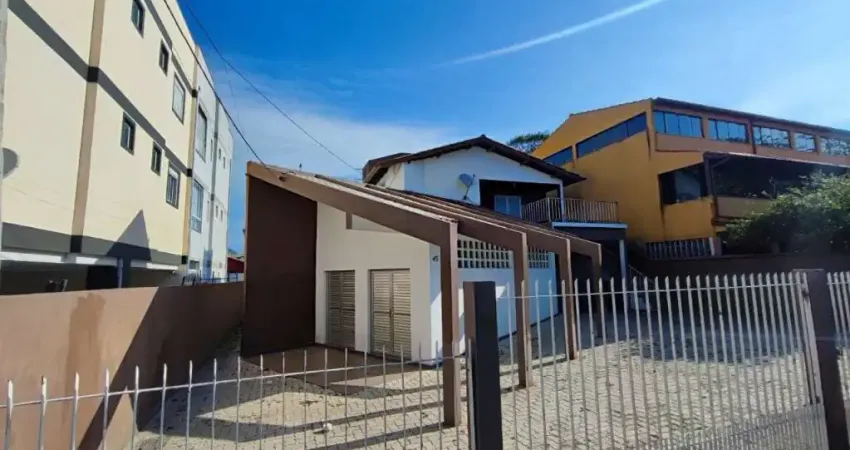 Vende-se casa de 2 pavimentos com 5 quartos em ótima localização na praia do santinho