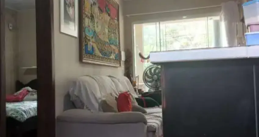 Casa + apartamento no segundo piso com 2 dormitórios próxima a  praia do moçambique em são joão do rio vermelho