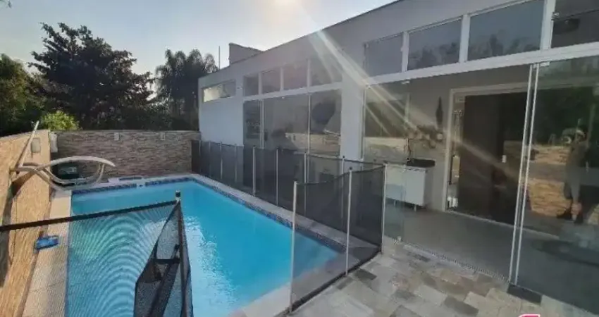 Casa com 224m² de área construída, 4 dormitórios (3 suítes), piscina, lareira e energia solar na cachoeira do bom jesus
