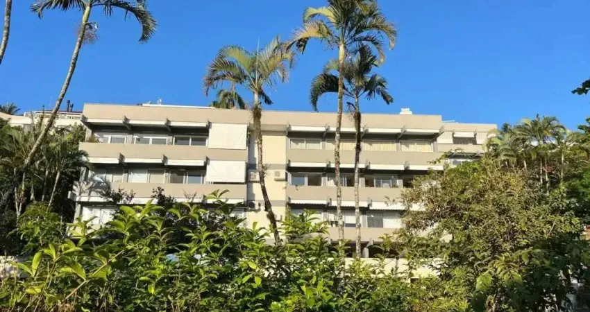 Apartamento com 3 dormitórios (1 suíte), mobiliado e a 140 metros da praia de canajurê