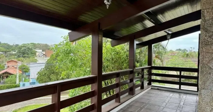 Casa em condomínio frente ao mar com 2 suítes, lareira e acabamentos em madeira nobre no cacupé