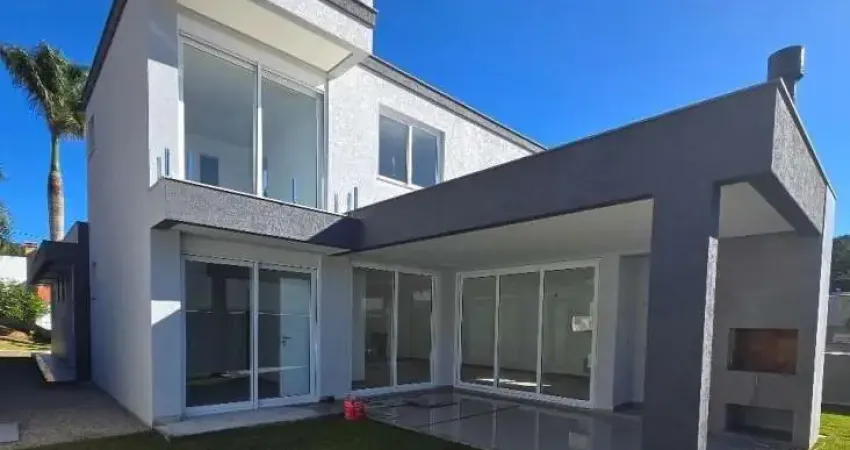 Casa nova com 4 suítes em terreno de 392m², pé direito duplo e janelas automatizadas na cachoeira do bom jesus- florianópolis - sc
