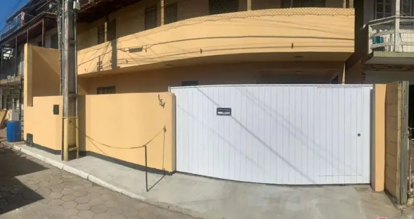 Casa semi mobiliada, próxima a praia e com infraestrutura completa no bairro ingleses