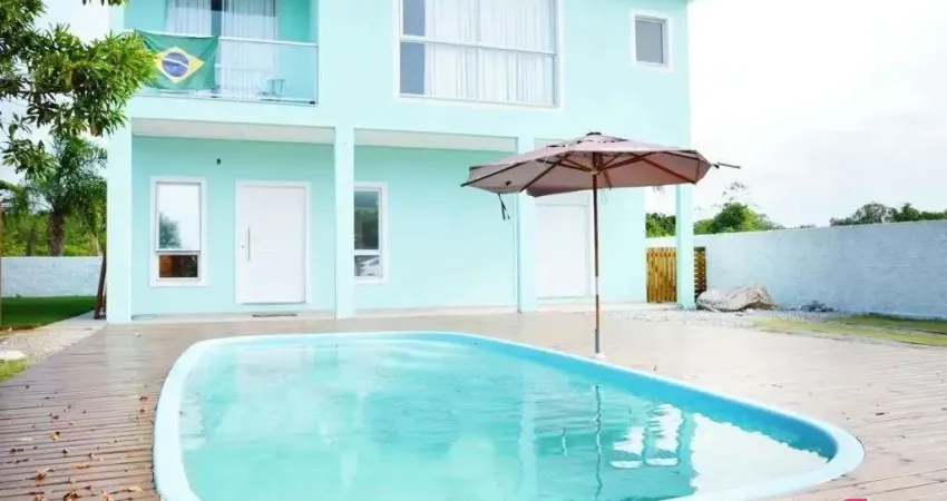 Linda casa com suíte master e teto panorâmico em condomínio fechado em canasvieiras