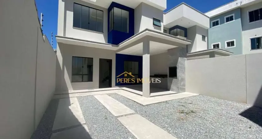 MORE A 50 METROS DA PRAIA em Casa de Alto Padrão com 3 Suites à venda, por R$ 790.000 em Costazul