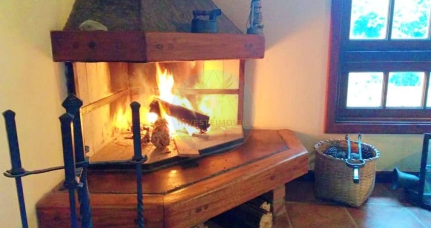 Casa com Terreno Amplo, Gourmet e Piscina na Granja Viana