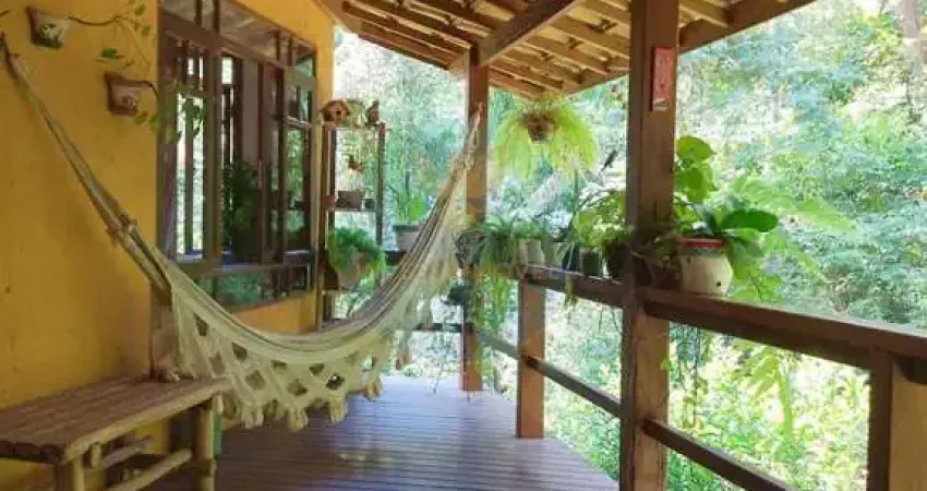 Casa rústica com quintal e área gourmet na Granja Viana
