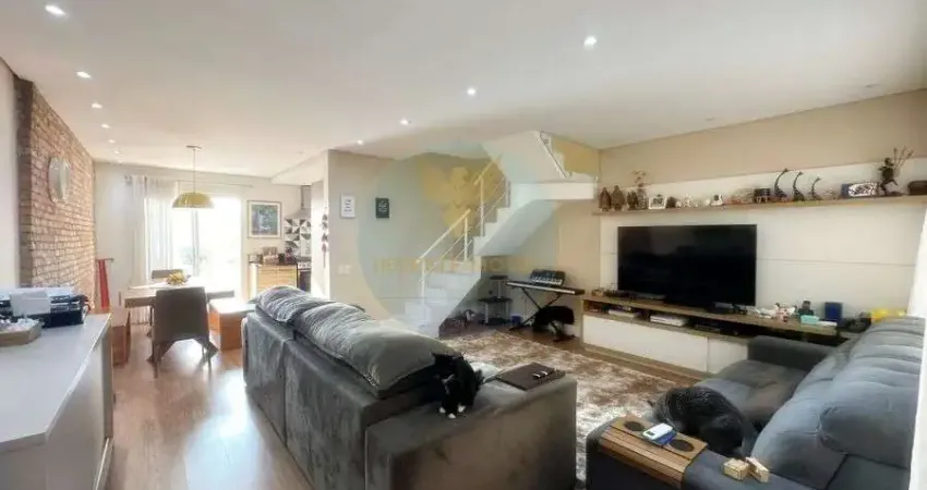 Casa triplex com quintal e suíte master  Granja Viana