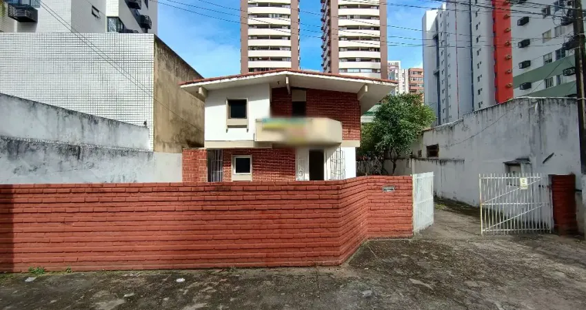 Casa ampla com quintal, 5 Quartos, 4 banheiros, 2 vagas!