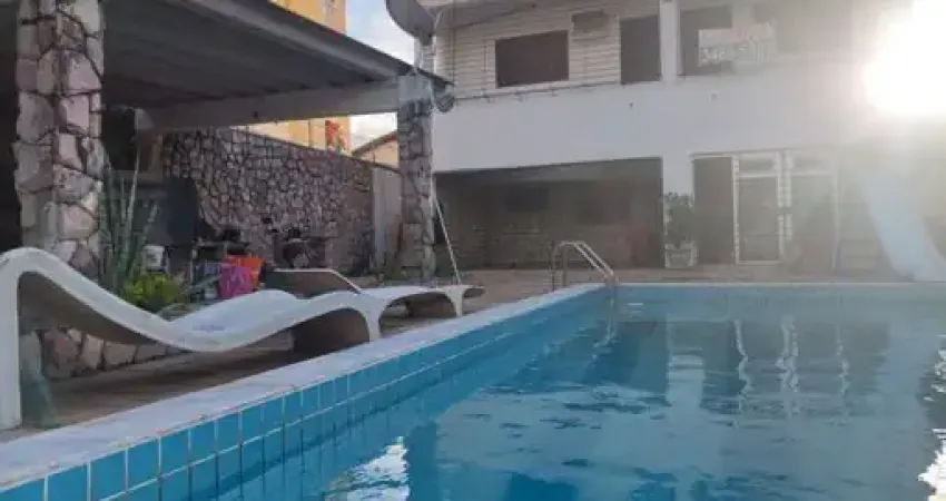 Casa Residencial com 4 Quartos sendo 3 Suítes, Piscina, 3 vagas!