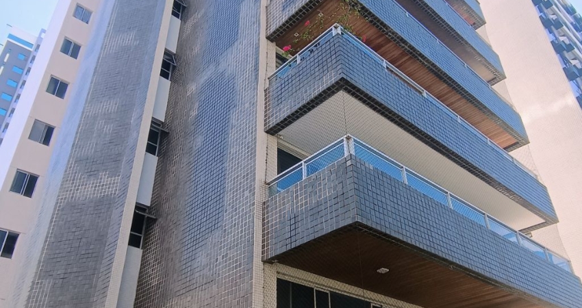Apartamento com aproximadamente 200m2, 4 Quartos sendo 1 Suíte, 2 Vagas!