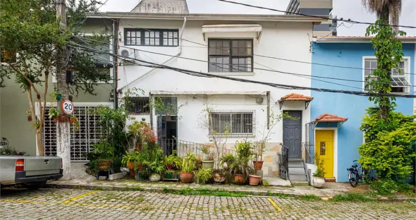 Casa de vila à venda ou para locação em Vila Mariana - SP