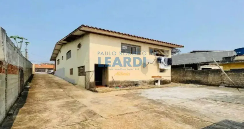 Oportunidade única em atibaia! casa espaçosa com grande quintal!