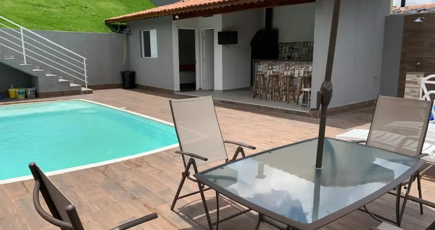 Casa para locação – mobiliada, excelente acabamento, ampla área externa e lazer completo!