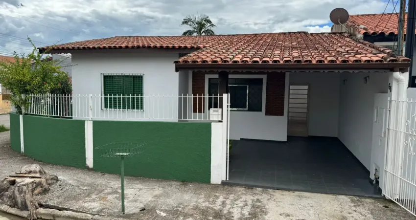Casa disponível para venda e locação no Parque dos Coqueiros.