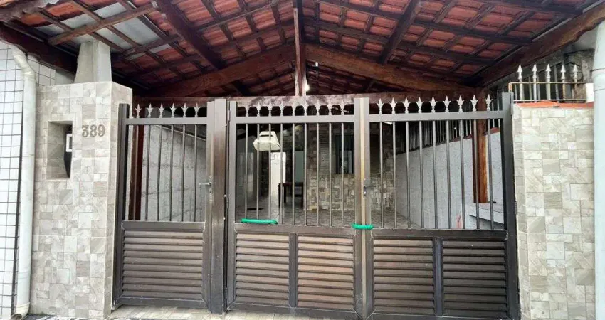 Casa geminada em Praia Grande,  no Maracanã com 02 dormitórios.