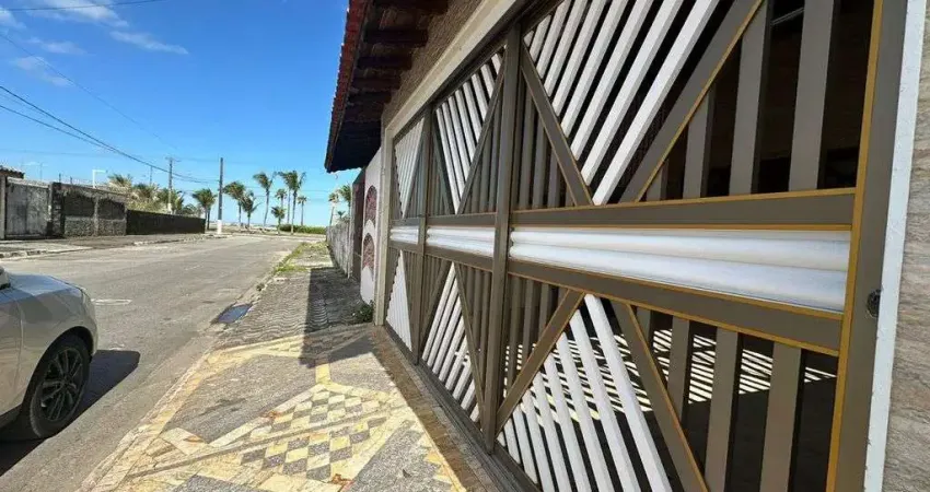 Casa em Praia Grande, no Caiçara apenas 50 metros da Praia com 02 dormitorios.