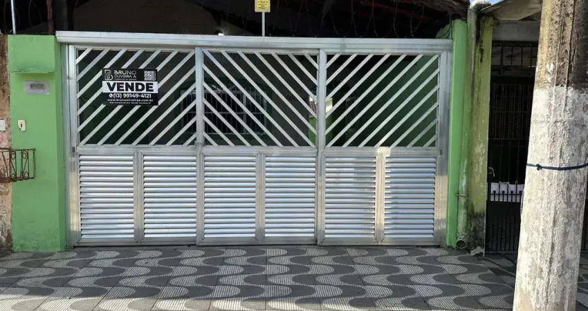 Casa em Praia Grande, geminada com 150m2 de terreno com 02 dormitorios.