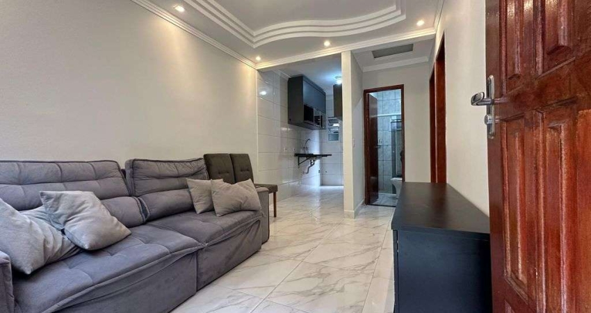 Casa de comdomínio em Praia Grande, na Vila Mirim com 02 dormitórios.