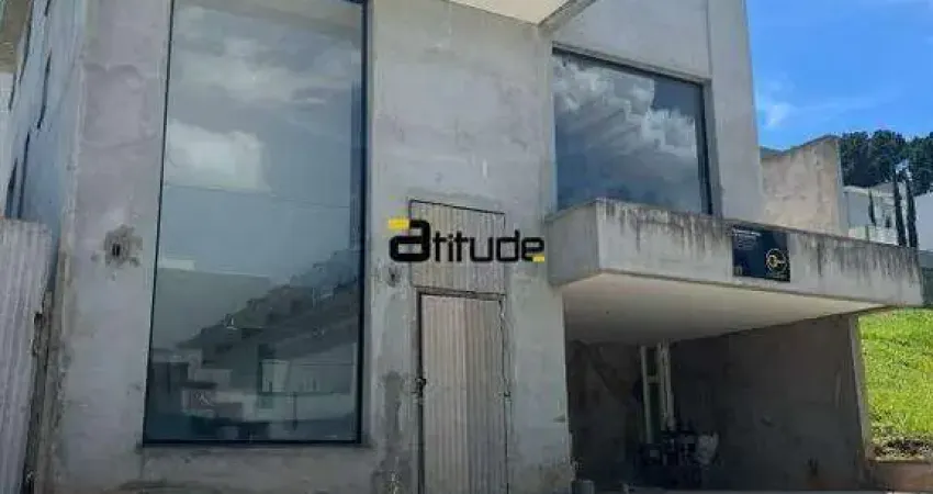 CASA COM 3 SUÍTES E 4 VAGAS DE GARAGEM - CONDOMÍNIO MORADA DA SERRA