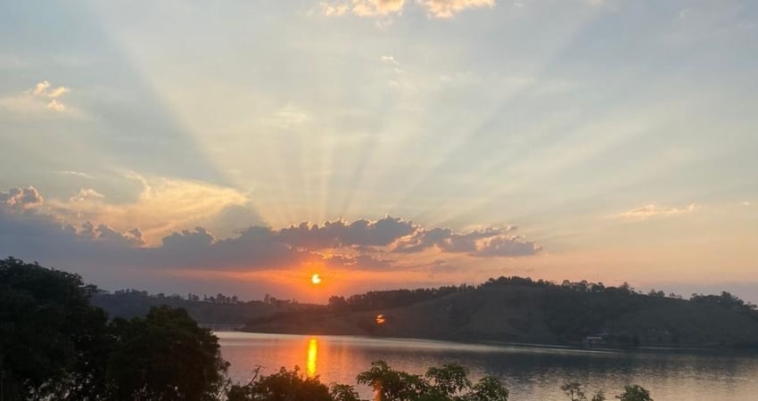 Linda casa em Condomínio beira da Lagoa do Funil