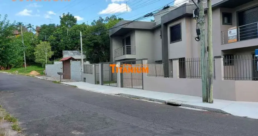 Sobrado novo de 3 dormitórios, sendo uma suíte, garagem, churrasqueira.