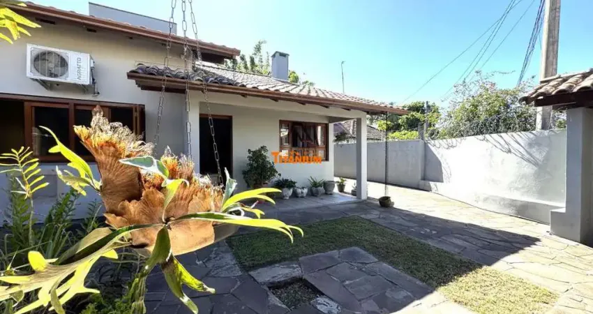 Casa plana 3 dormitórios, sendo uma suíte, lareira, churrasqueira, água quente, à venda em Novo Hamburgo.