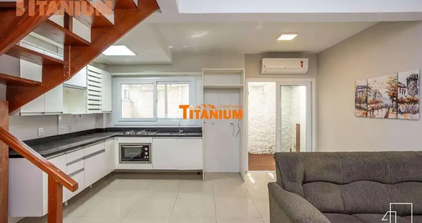 Sobrado a venda em condomínio fechado, com elevador próprio no bairro industrial